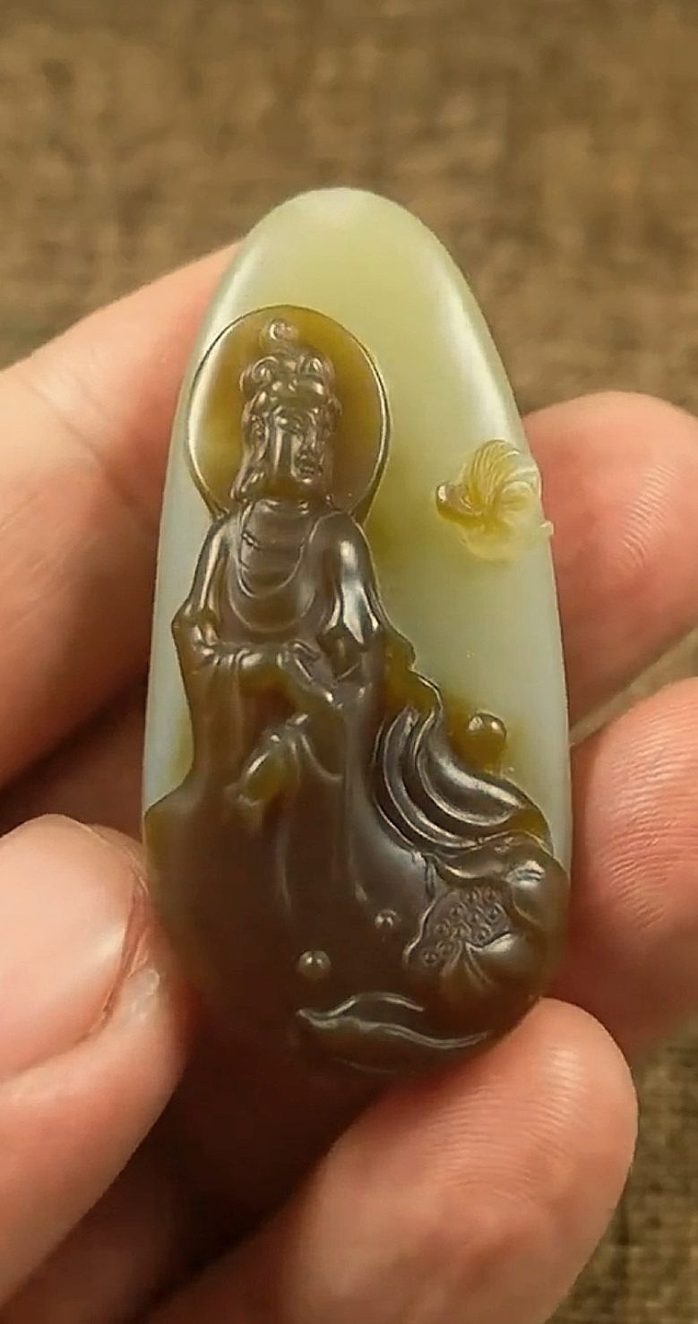 经典新疆和田玉糖青白老料精雕观音挂件