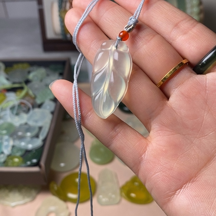 蛇纹石玉颈饰未镶嵌