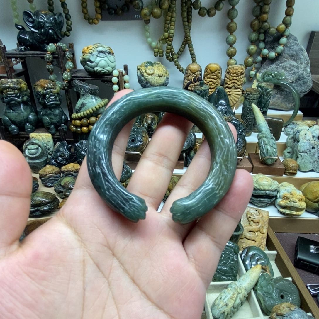 未镶嵌岫岩老玉（透闪石质玉）把件