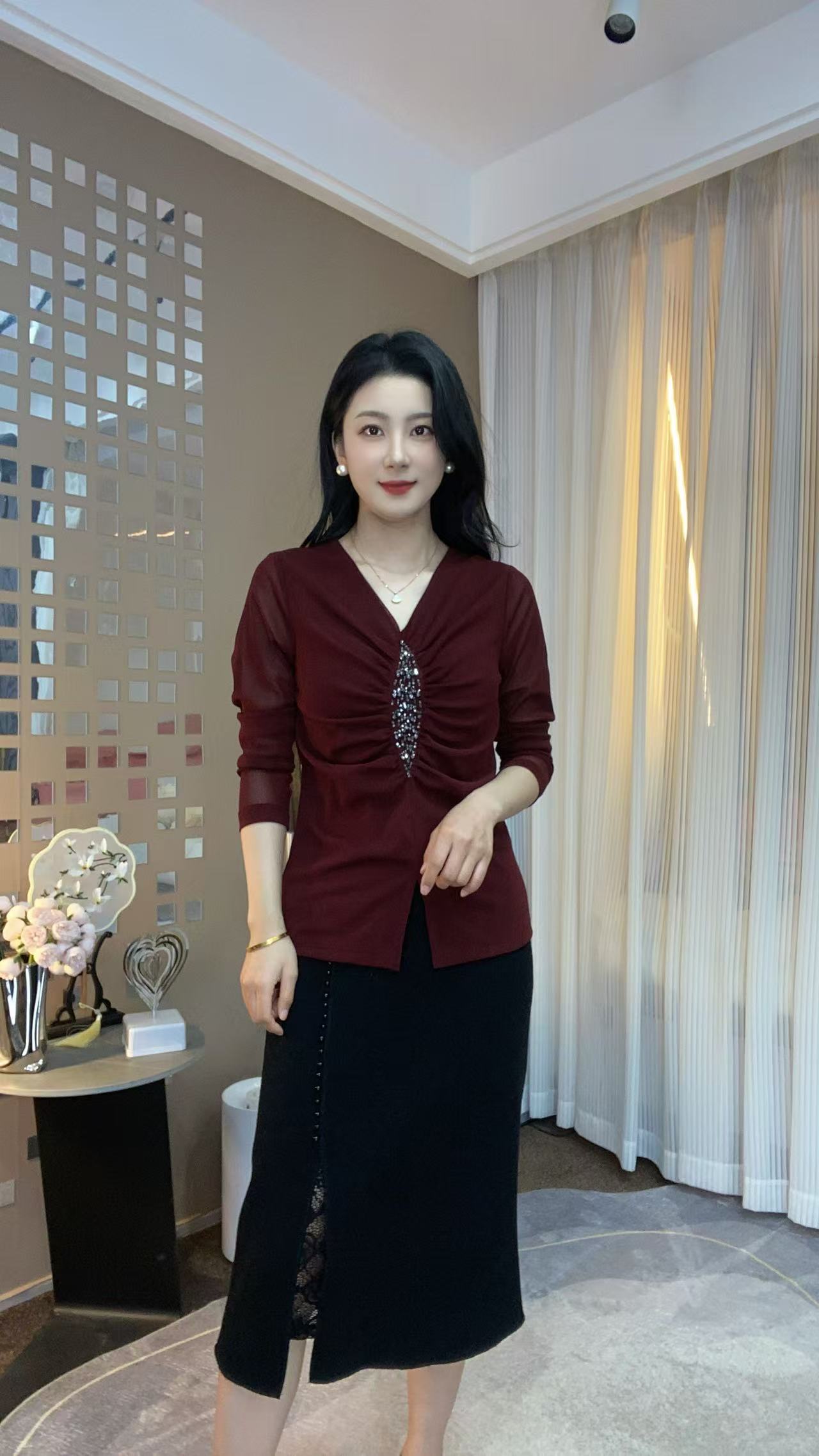 2025新款V领纯色设计褶皱串珠气质精品洋气时尚减龄显瘦长袖小衫