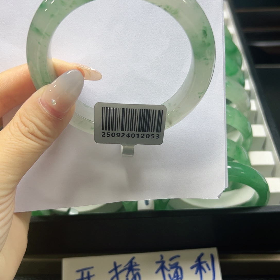 娅***娅石英质玉（非洲翠）未镶嵌手镯