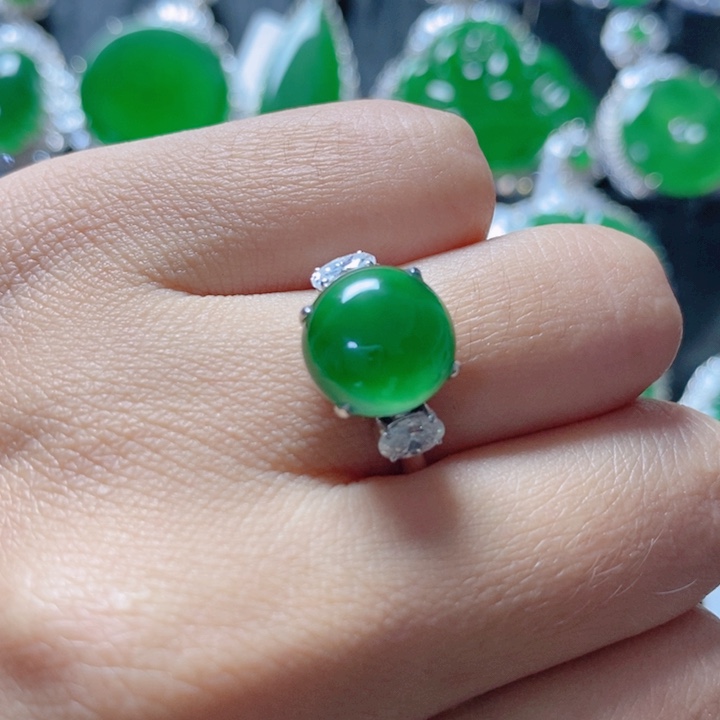 翡翠颈饰18K金镶嵌18。  