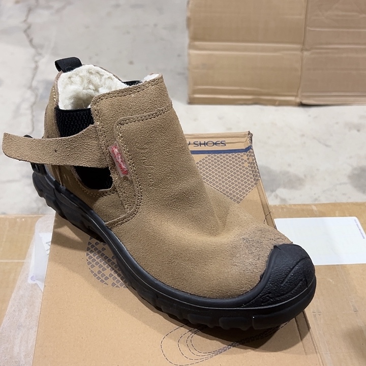 编码981号。棉40码防砸防刺劳保鞋。瑕疵