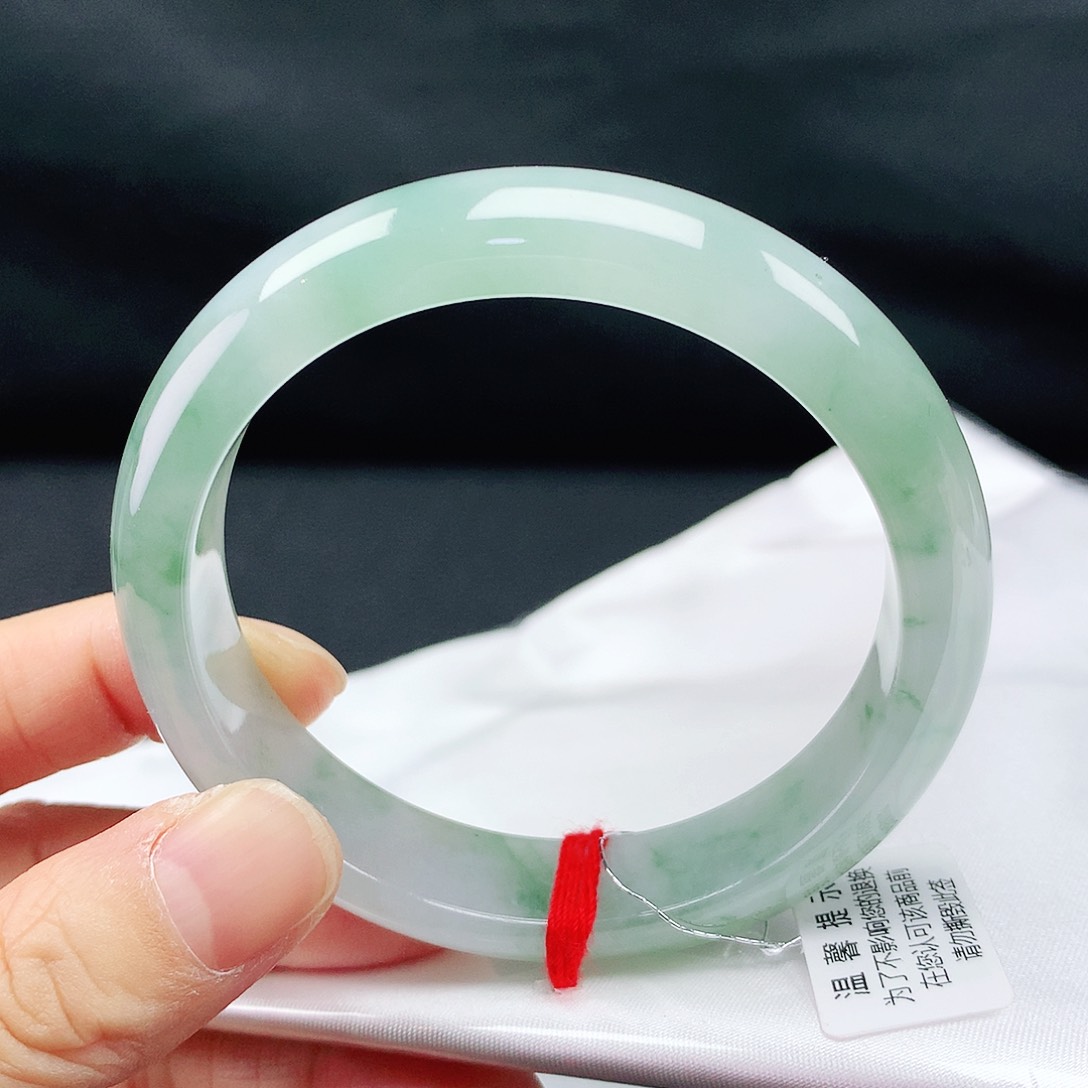 翡翠手镯未镶嵌55圈