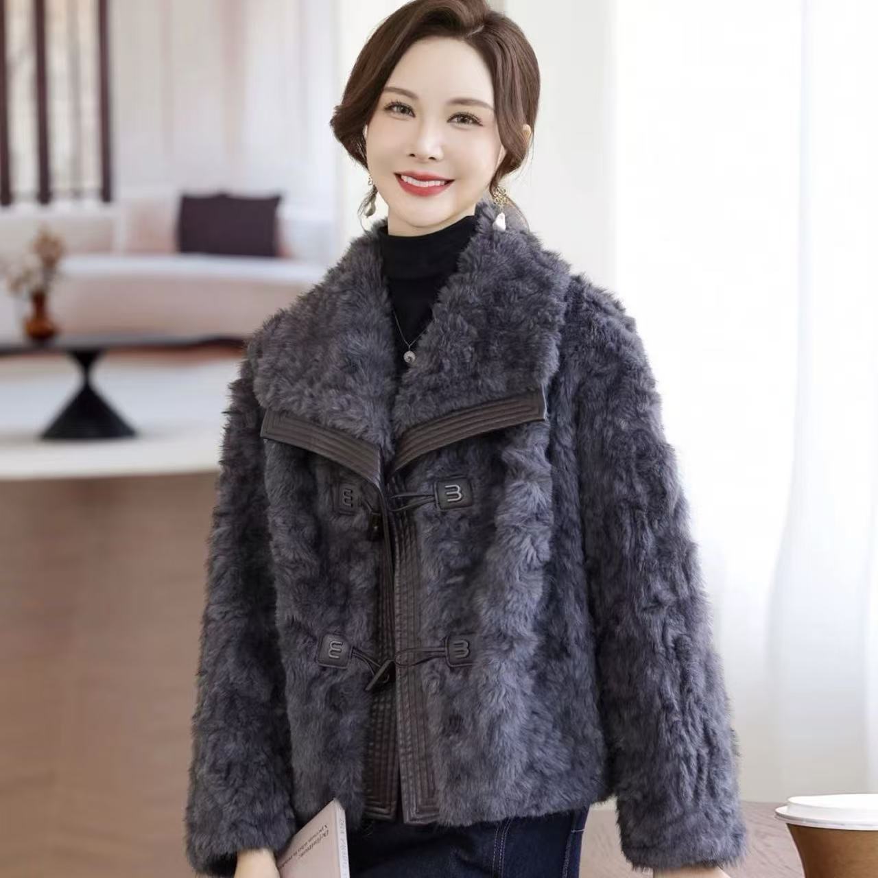 2025新款百搭翻领气质设计师短款皮毛一体时尚冬季女外套