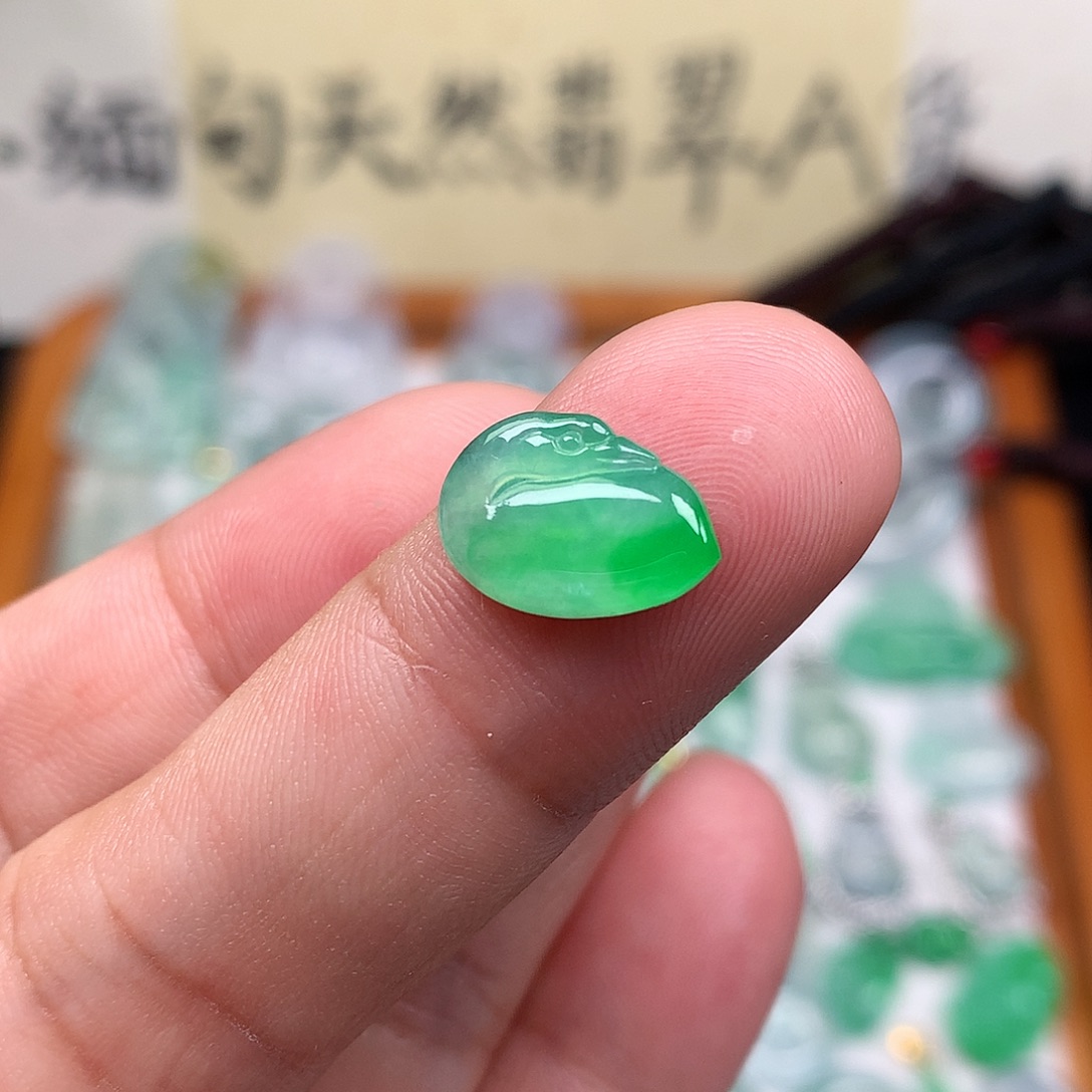 翡翠裸石缅甸天然A货翡翠阳绿天鹅