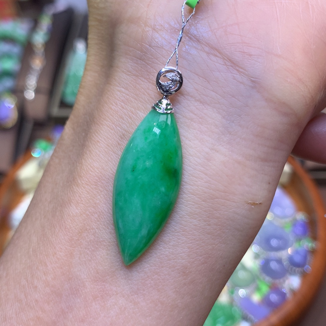 翡翠18K金镶嵌颈饰