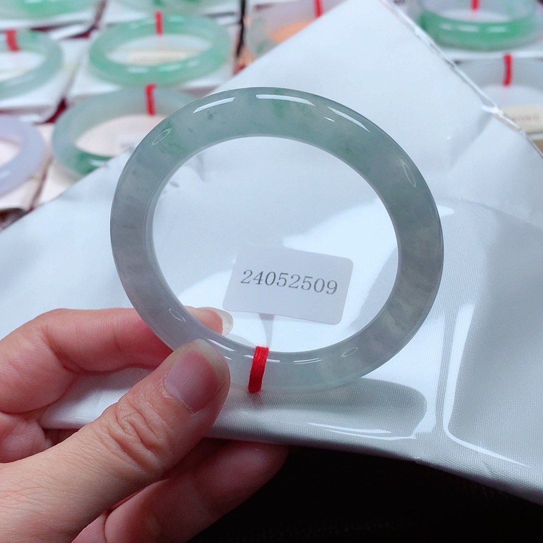 翡翠手镯（圆镯）未镶嵌天然A货翡翠手镯   