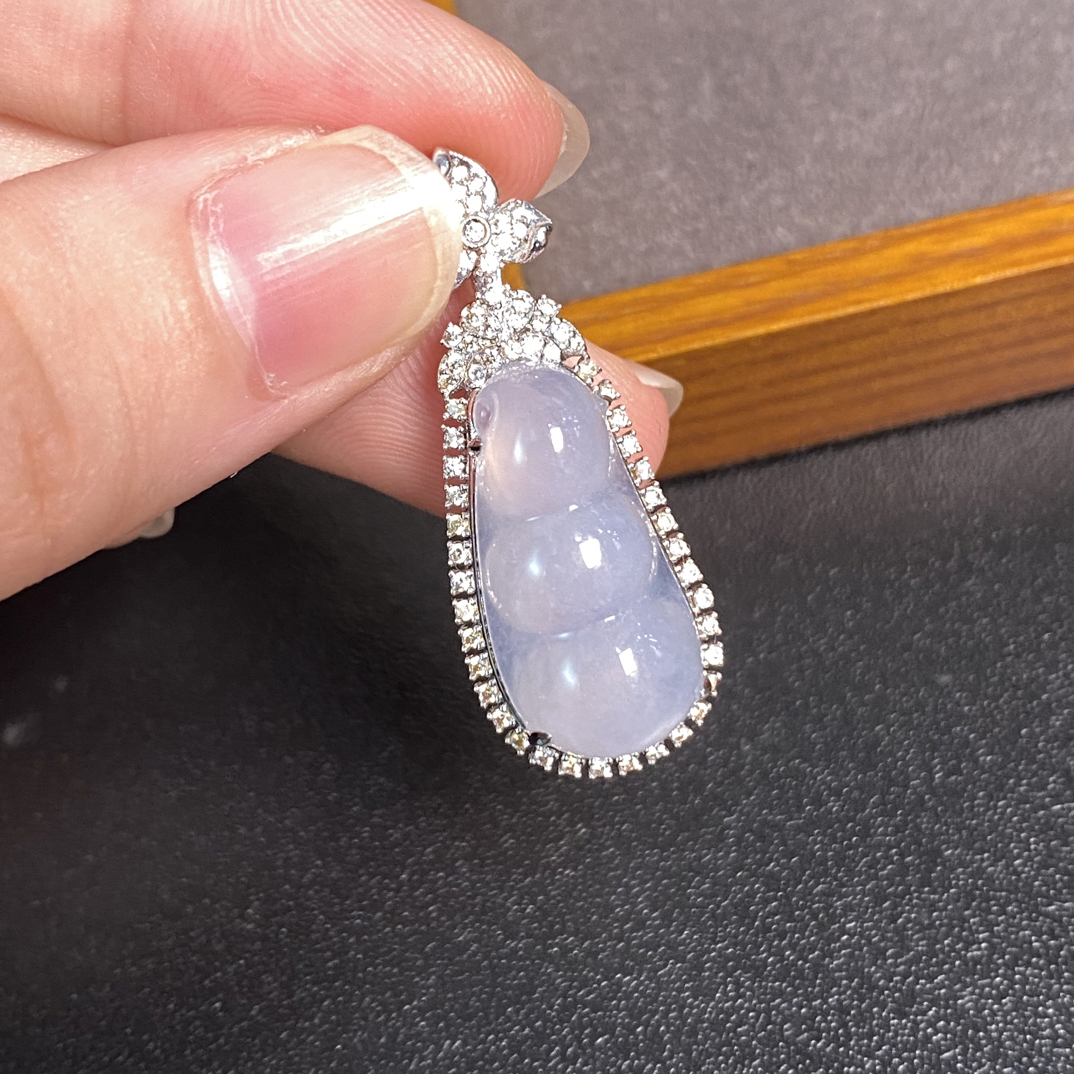 18k金镶嵌缅甸翡翠冰种福豆吊坠