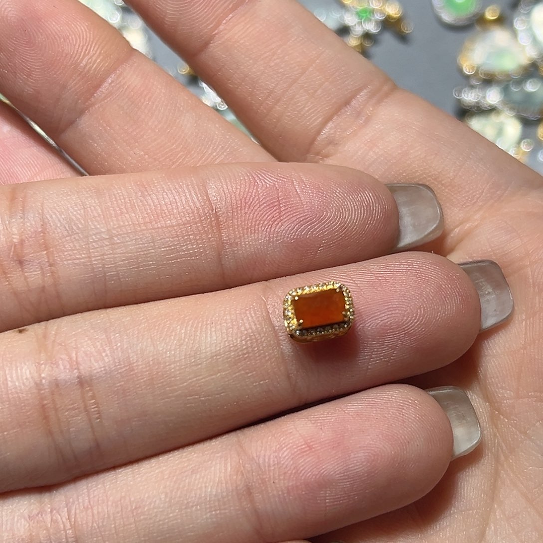 L***c翡翠18K金镶嵌颈饰