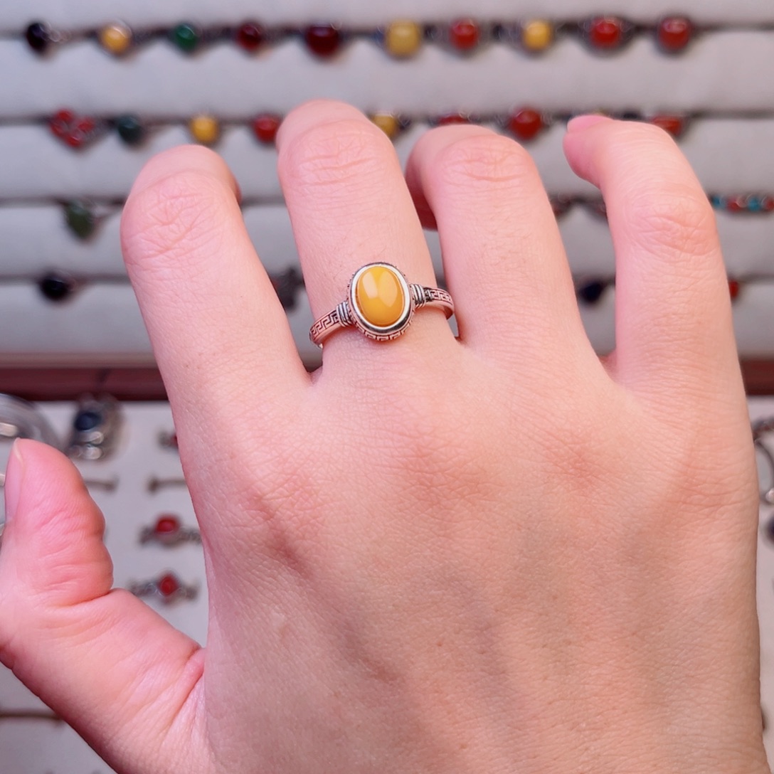 有***房足银大理石椭圆黄色纯银戒指