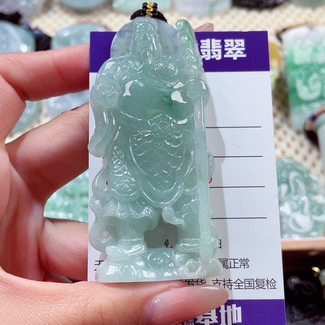 翡翠未镶嵌颈饰关公