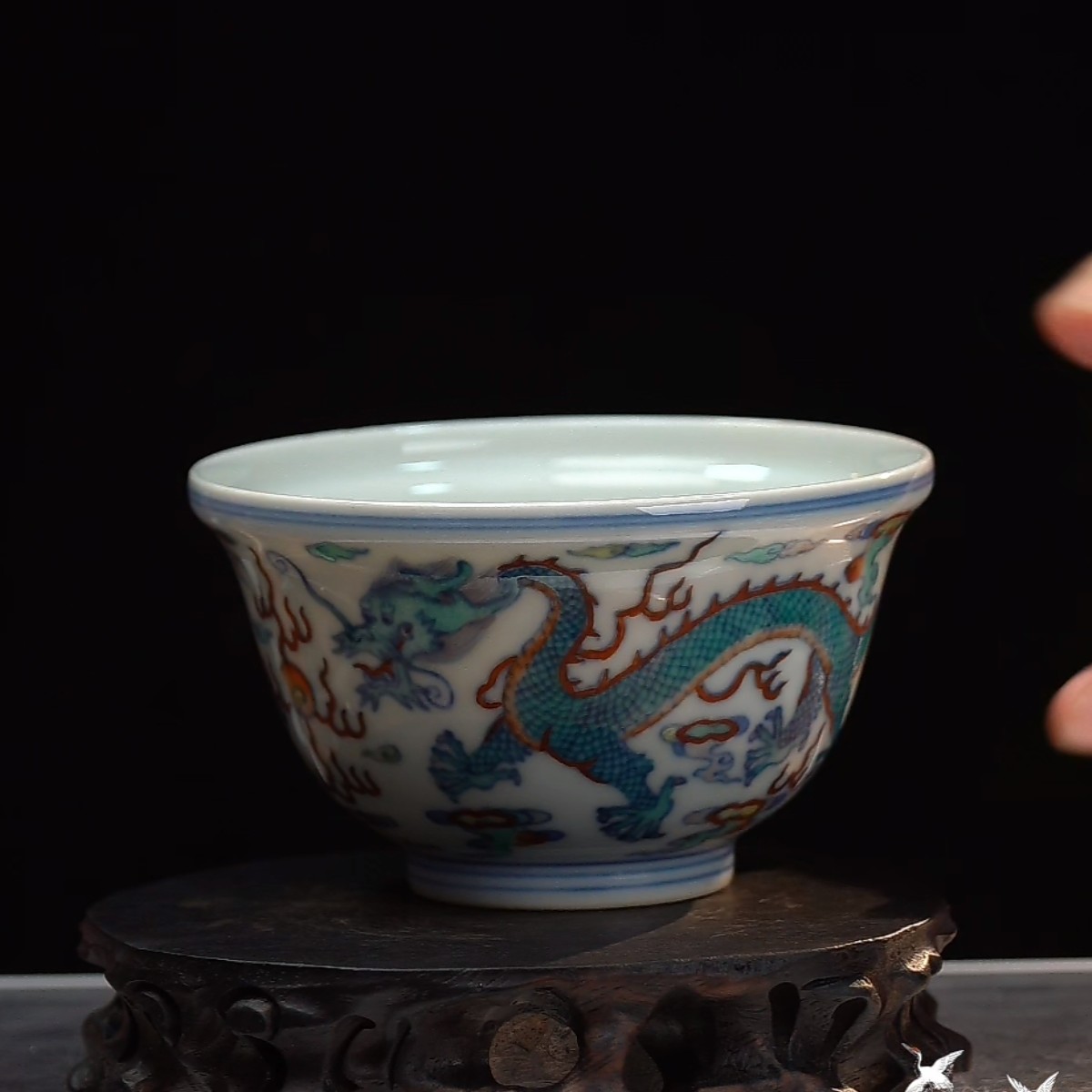 斗彩双龙戏珠纹茶碗