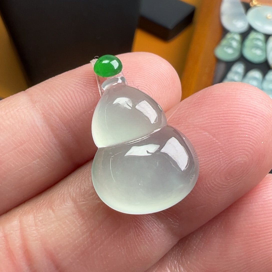 翡翠颈饰未镶嵌葫芦18.2