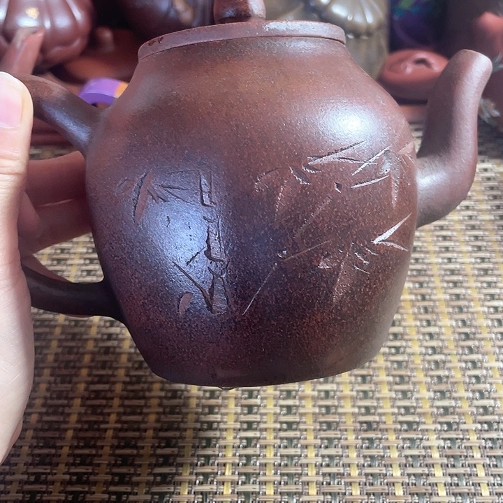 紫砂茶壶原矿泥料手工制作的紫砂壶。