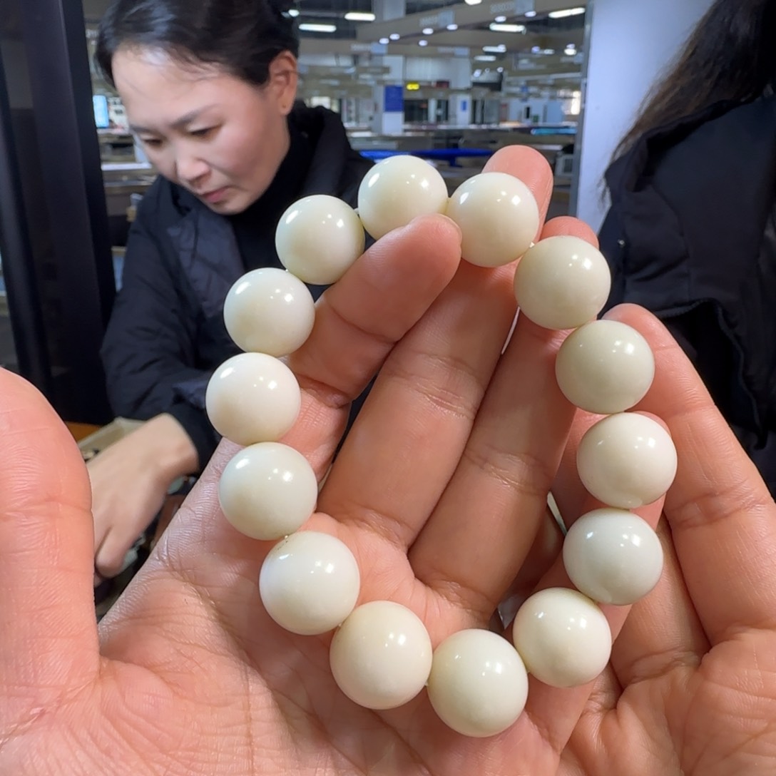 玉高端大气鸡骨白手串