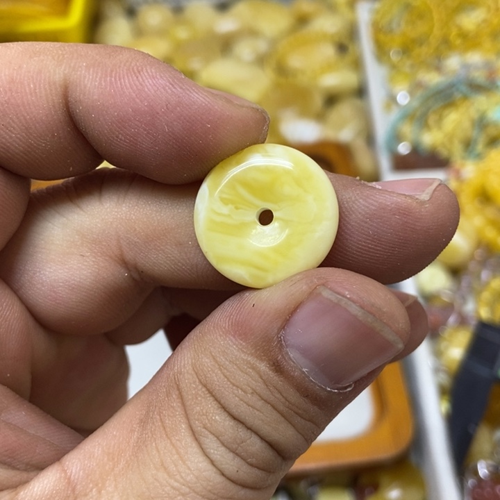 蜜蜡未镶嵌裸石吊坠