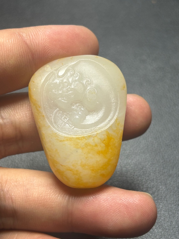 和田玉洒金皮小貔貅吊坠