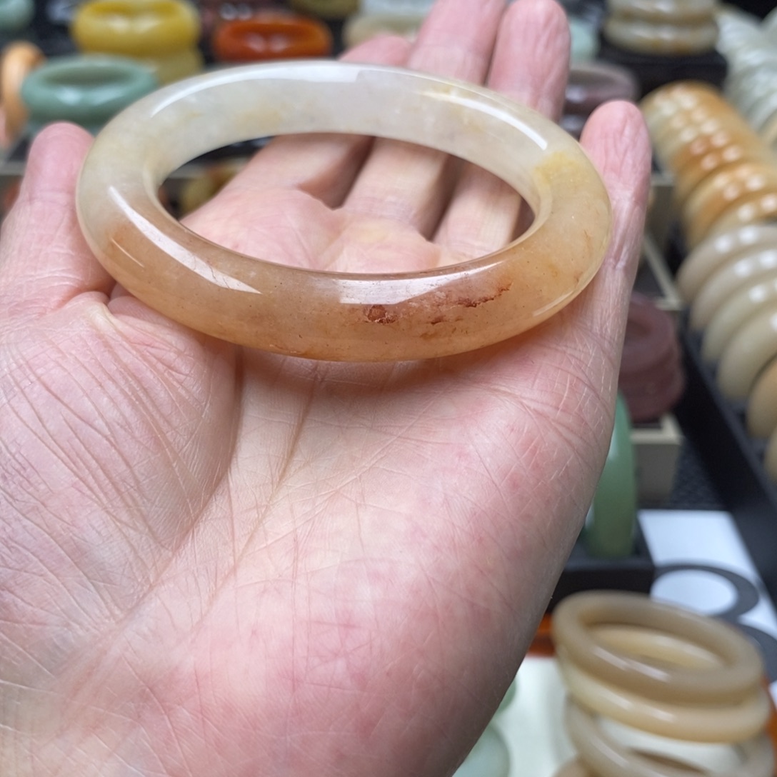 星***霞石英质玉未镶嵌手镯