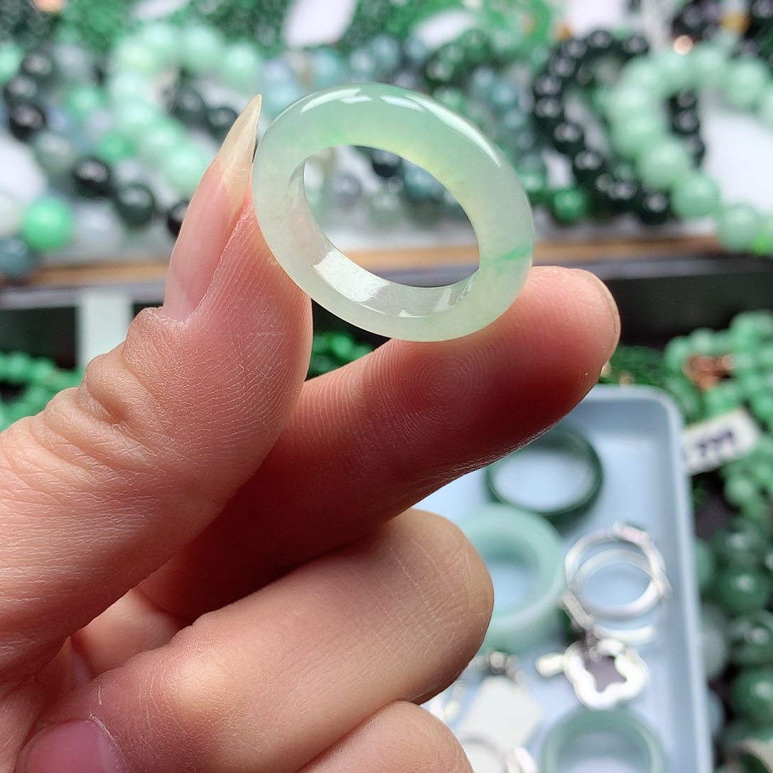 翡翠颈饰未镶嵌戒指