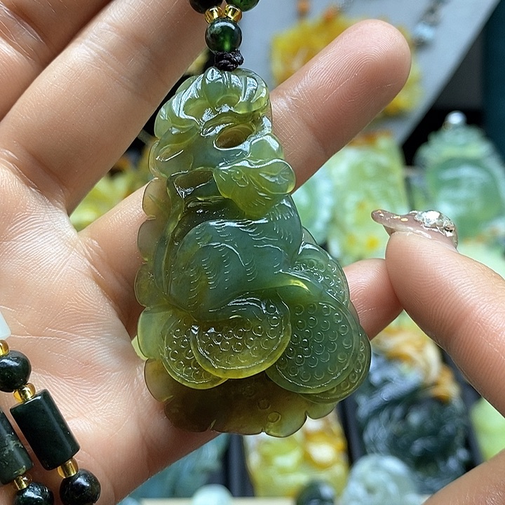 蛇纹石玉挂件未镶嵌
