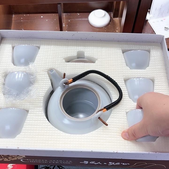 孤品茶具套装等。       