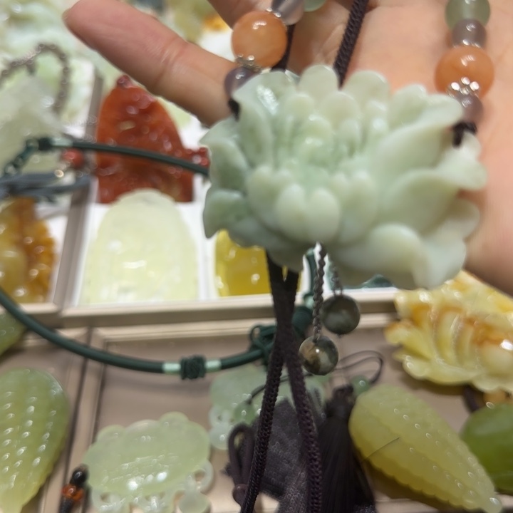 蛇纹石玉吊坠未镶嵌