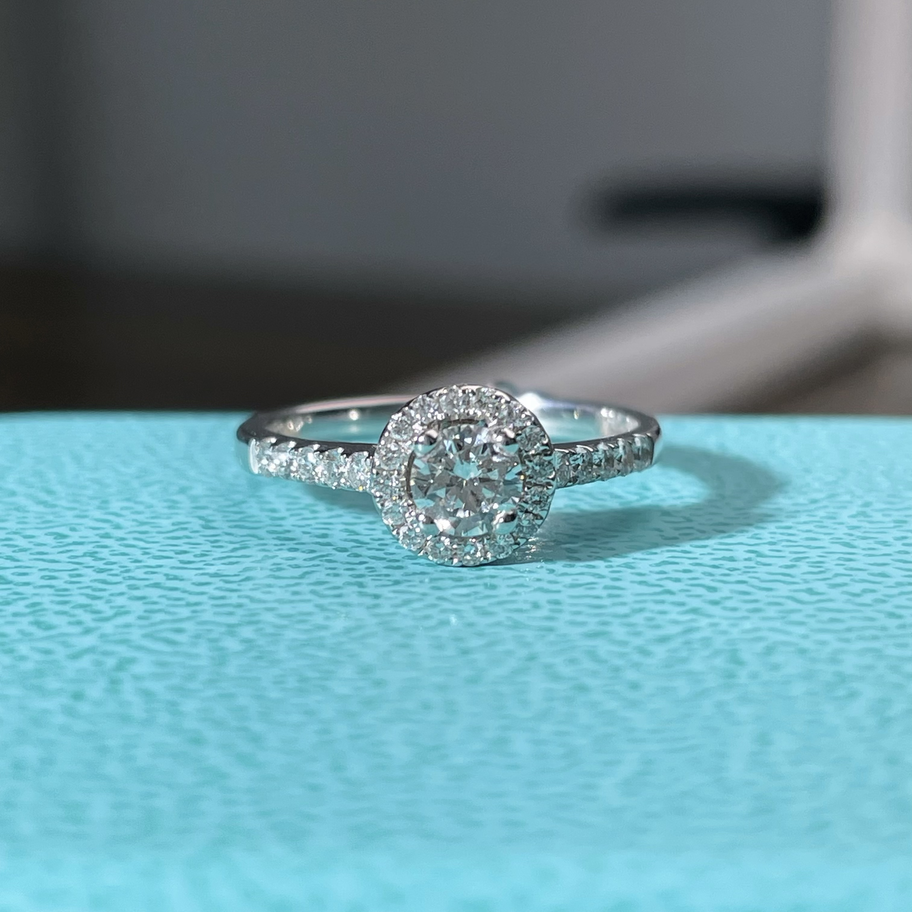 18K金主钻31.3分卡家经典圆包钻戒副钻25分净度VS颜色H 13#