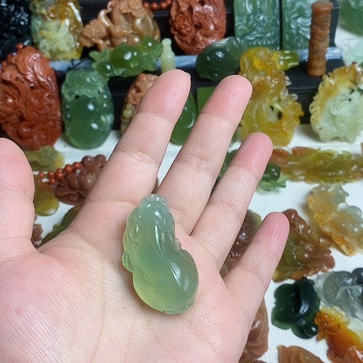 蛇纹石玉未镶嵌颈饰