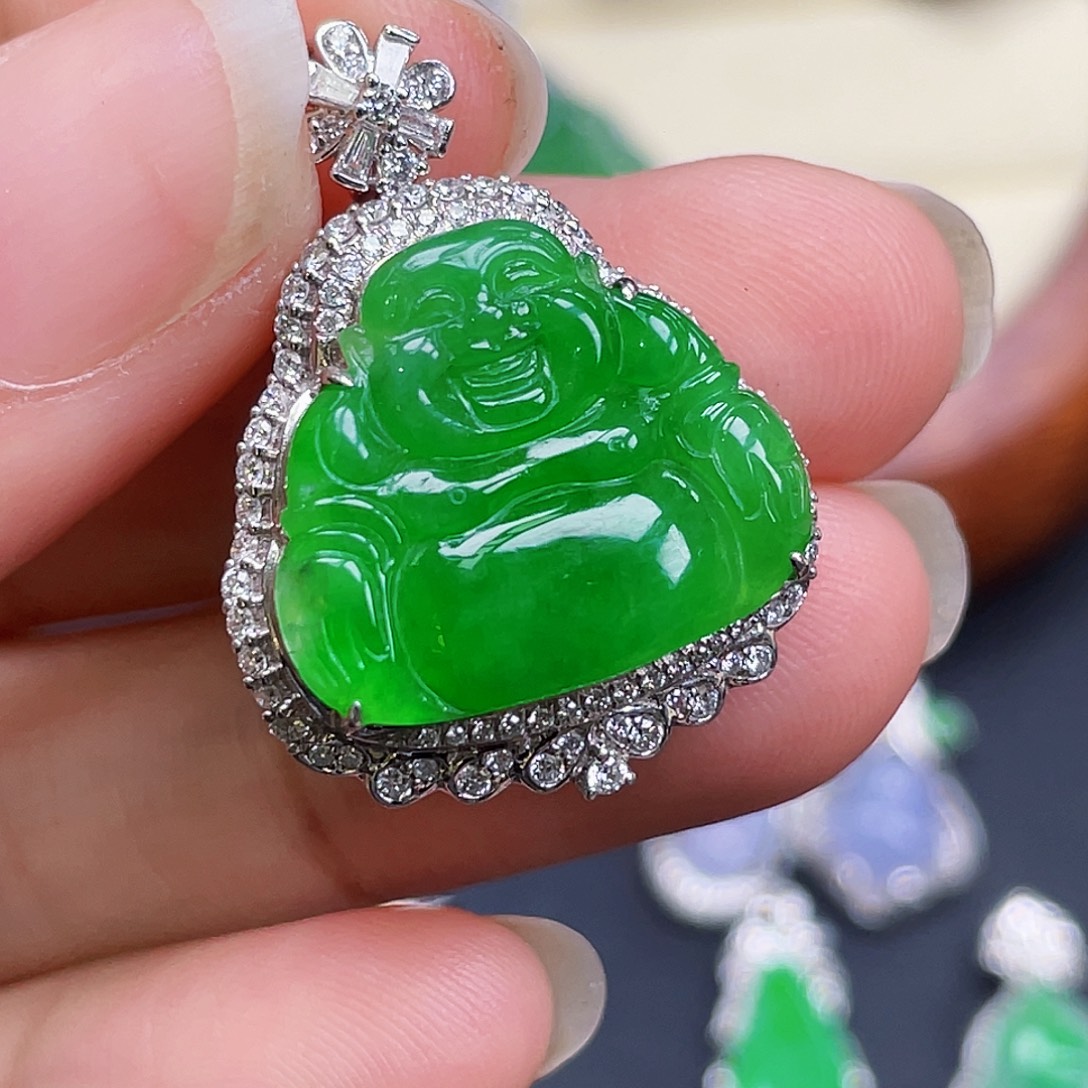 翡翠18K金镶嵌颈饰绿佛公