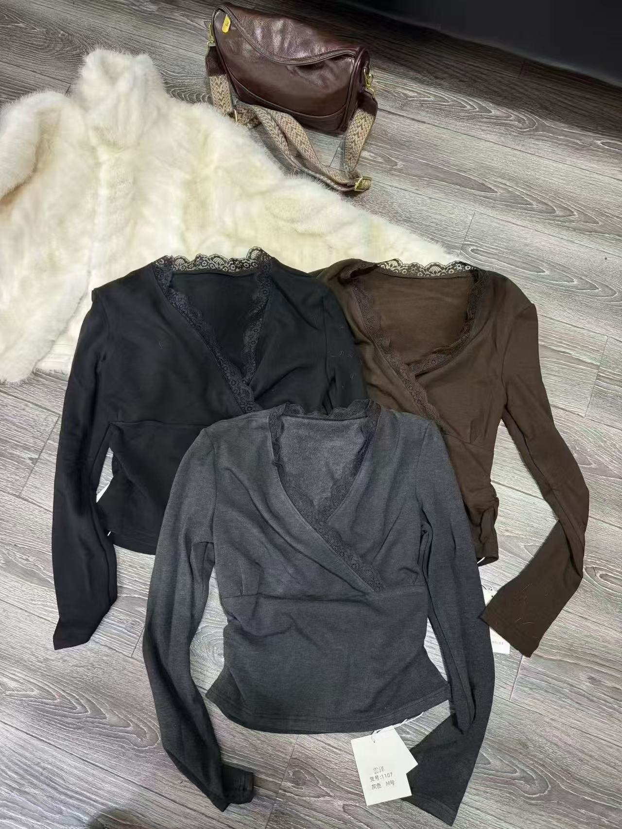 （媛媛严选）自留秋冬新款v领蕾丝磨毛打底长袖上衣