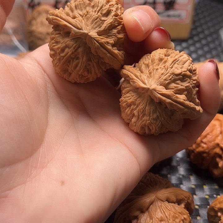 曹****￣文玩核桃把件41三角白