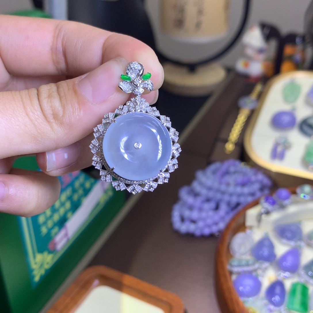 翡翠颈饰18K金镶嵌翡翠