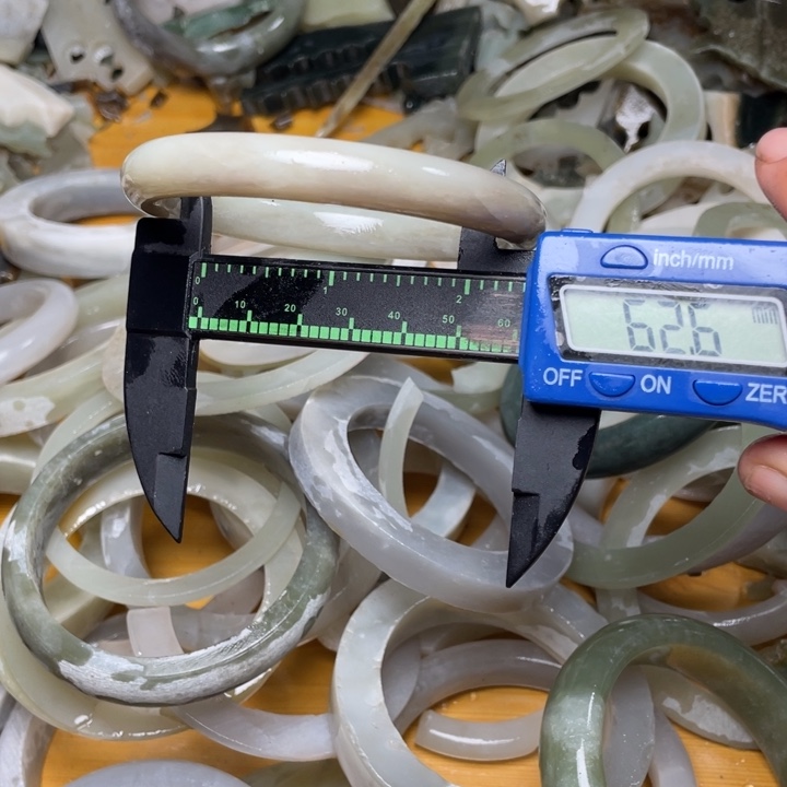 和田玉未镶嵌珠宝半成品有包容