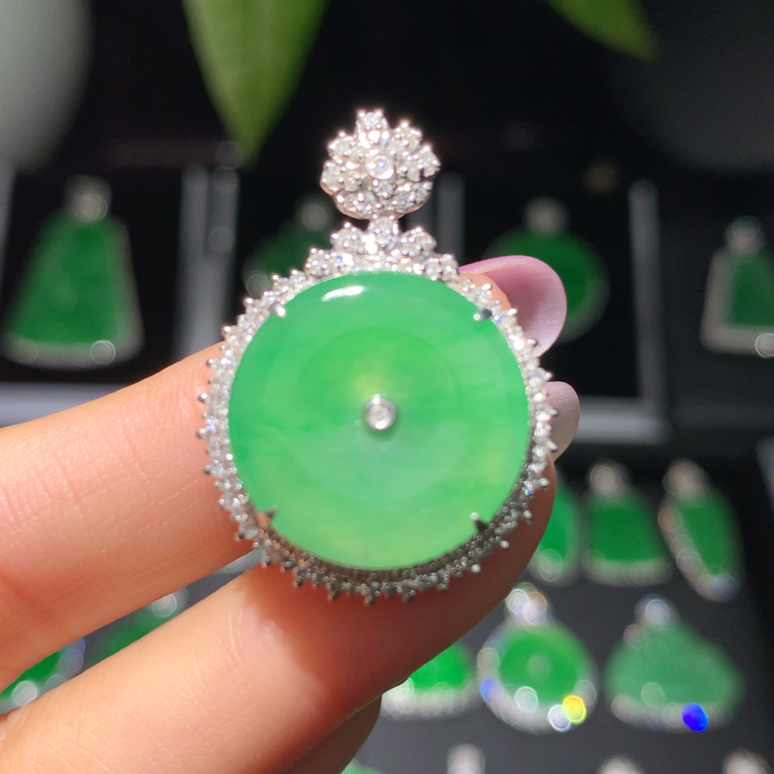 翡翠颈饰18K金镶嵌翡翠