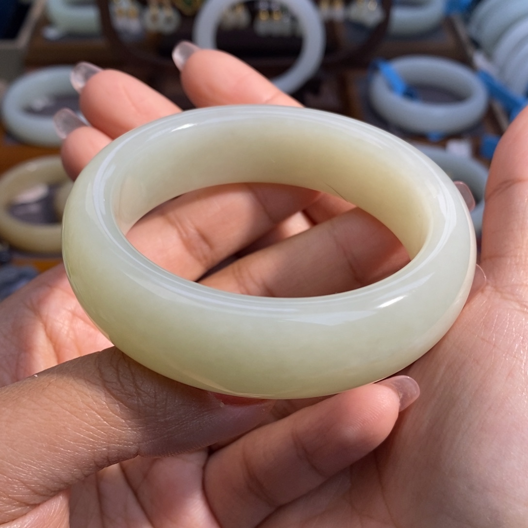 和田玉未镶嵌手镯