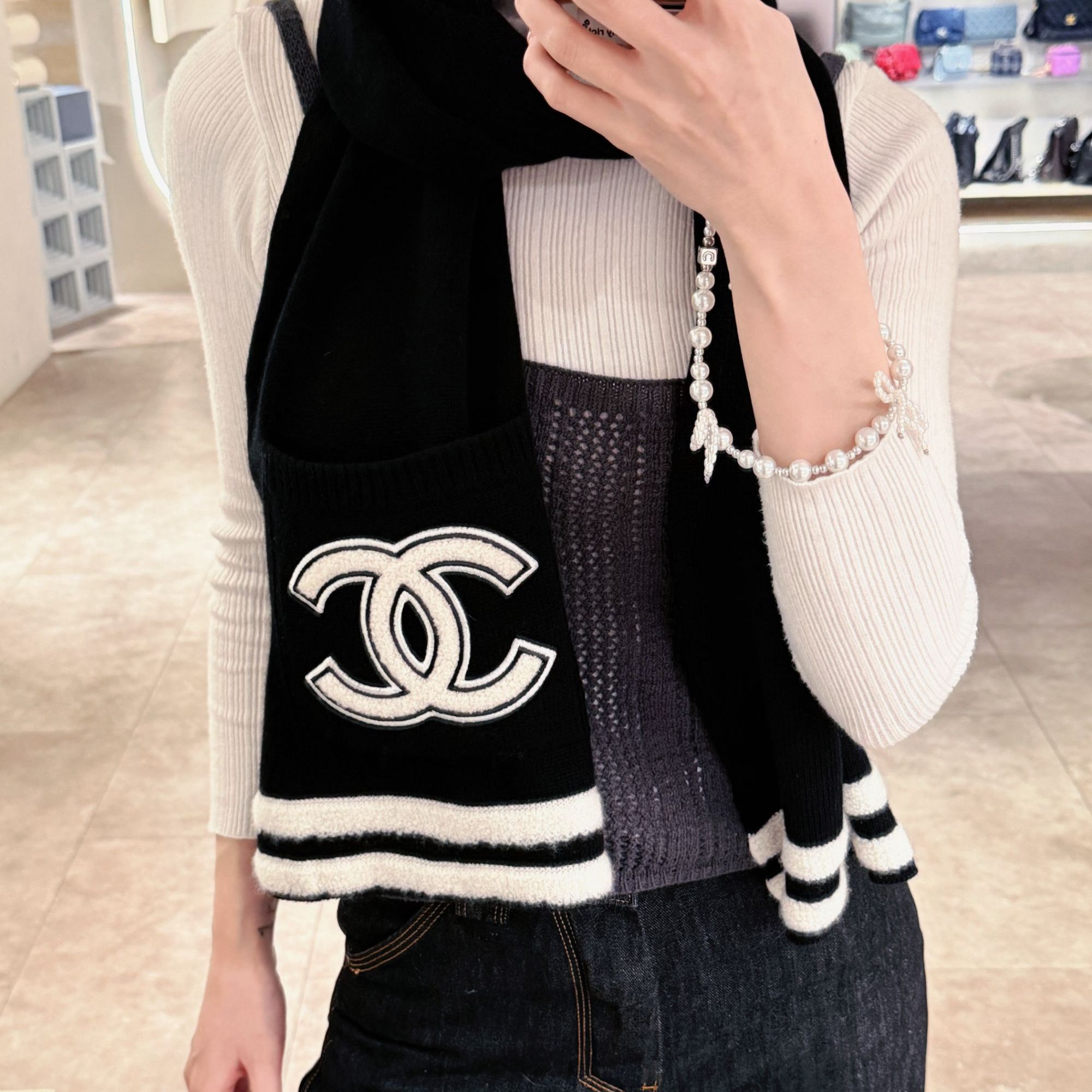 95新 Chanel/香奈儿 16B 黑白羊绒条纹口袋双C围巾 53406