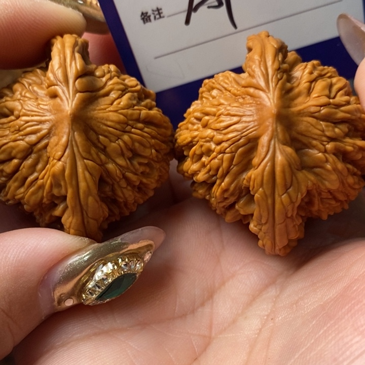 奔****把件桃核粗金虎全品