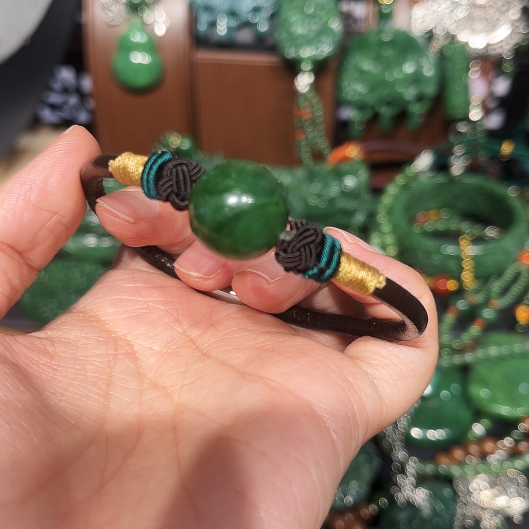 颈饰未镶嵌和田玉（糖玉）