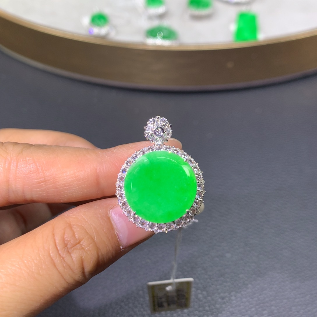 翡翠戒指18K金镶嵌翡翠