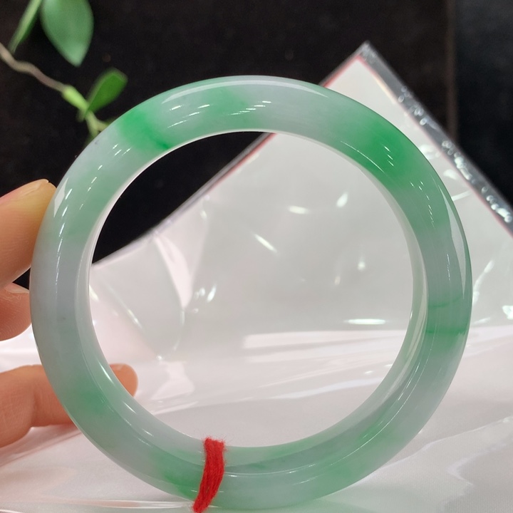 翡翠手镯未镶嵌微瑕3827