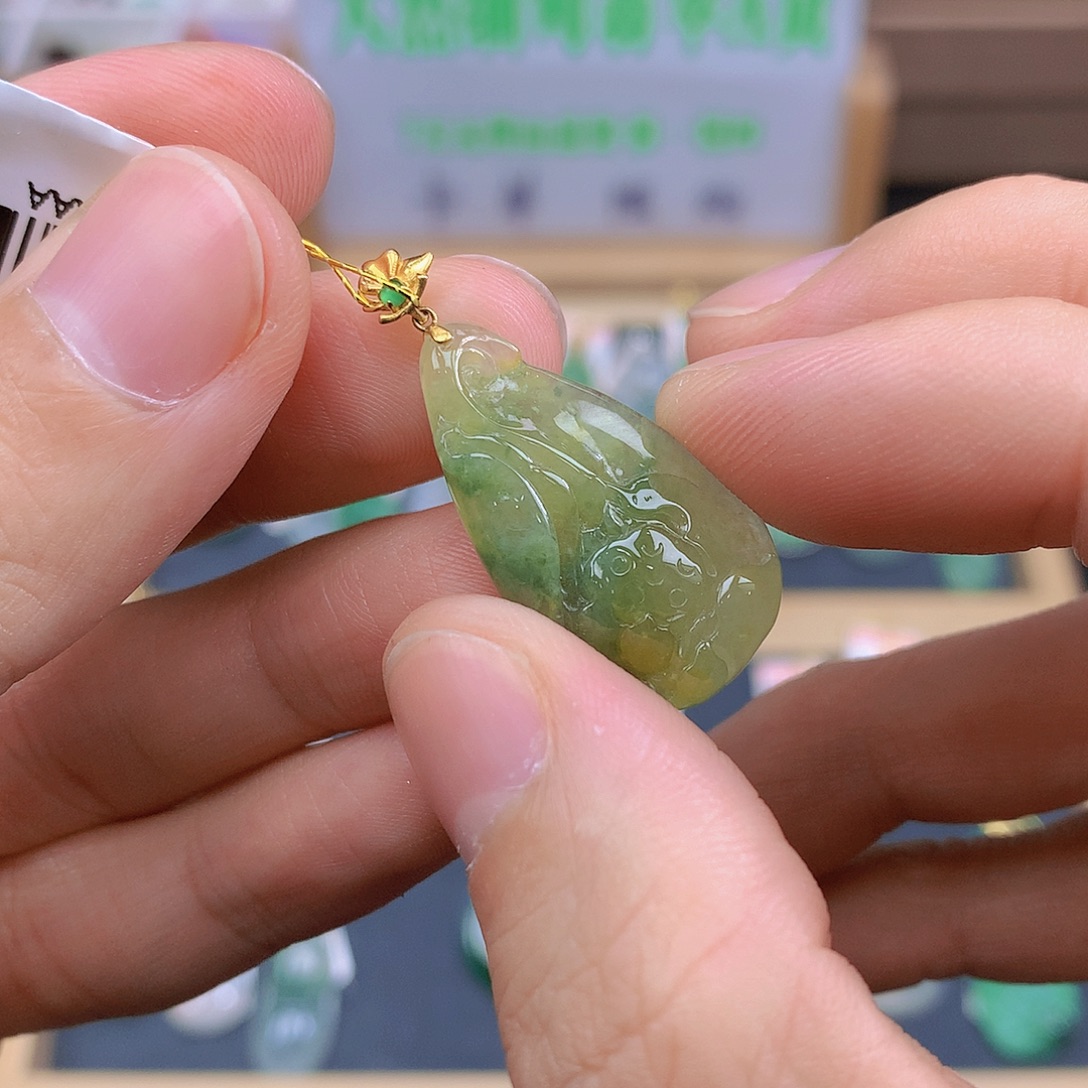 翡翠18K金镶嵌颈饰翡翠