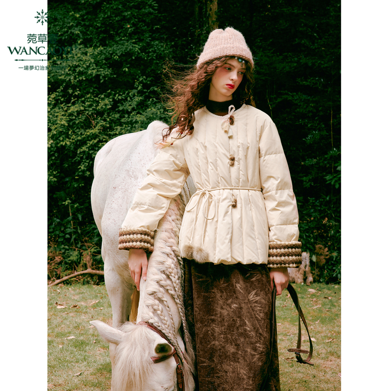 菀壹2025冬季新款女可拆卸围巾设计感羽绒保暖外套Y06301459