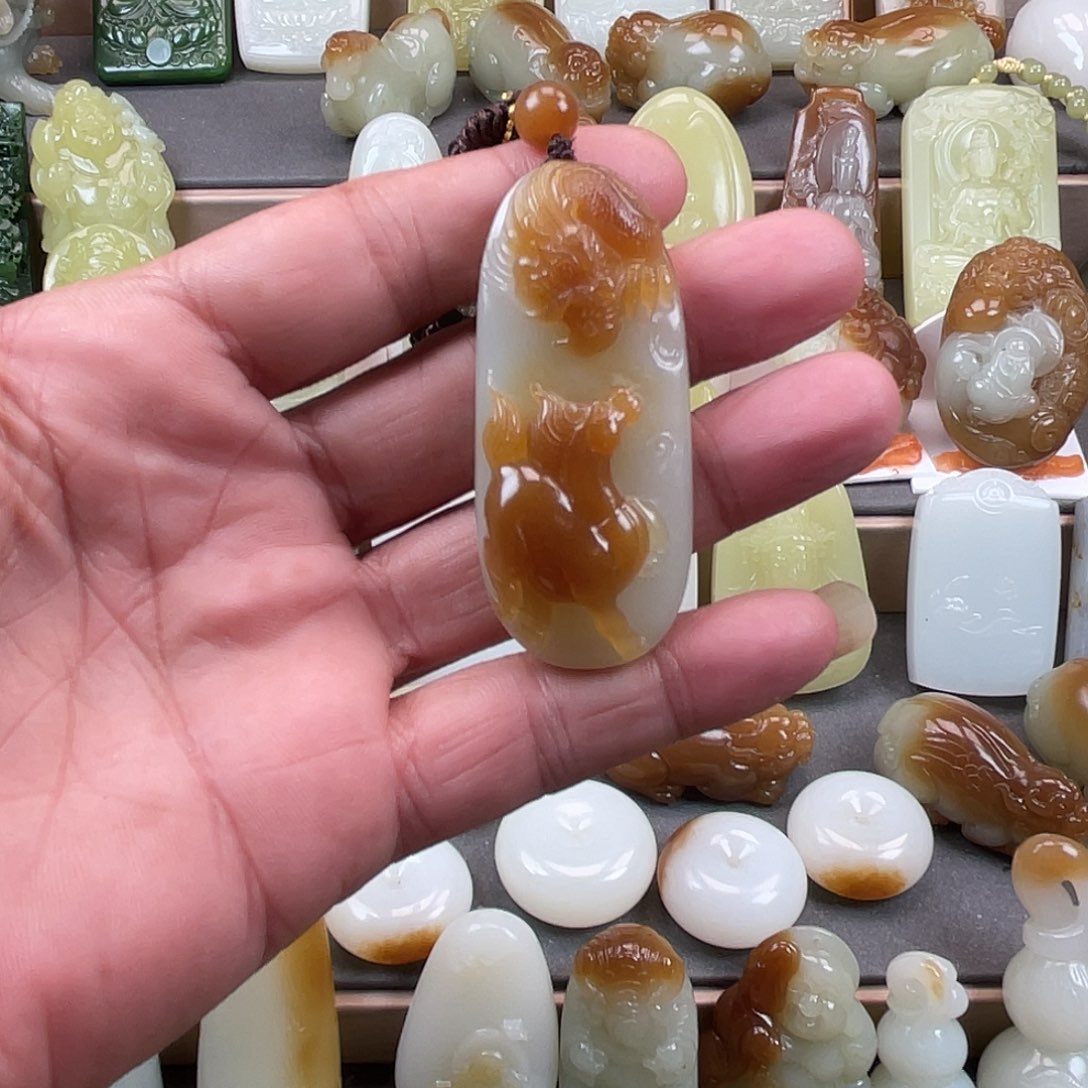 万***情颈饰未镶嵌和田玉