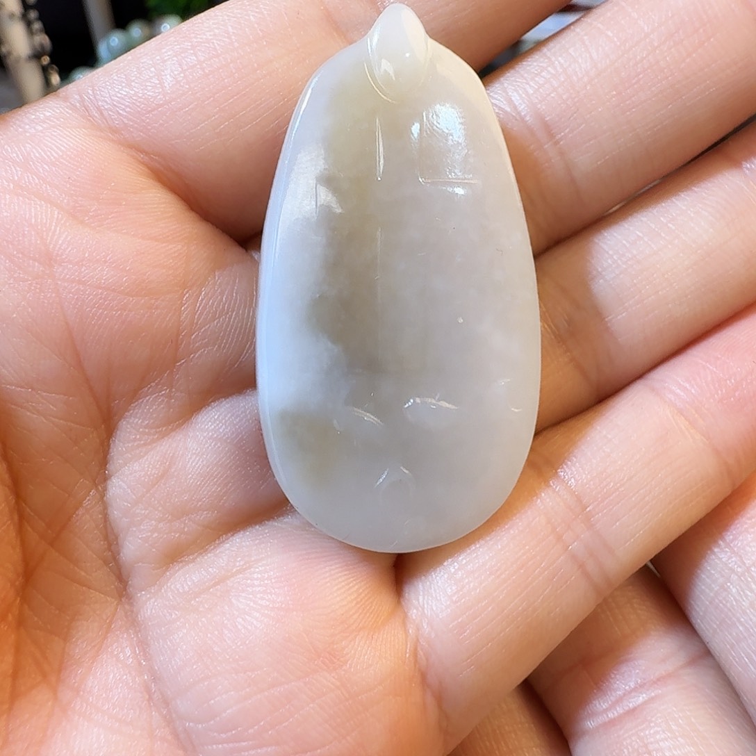 和田玉未镶嵌颈饰清货有瑕疵