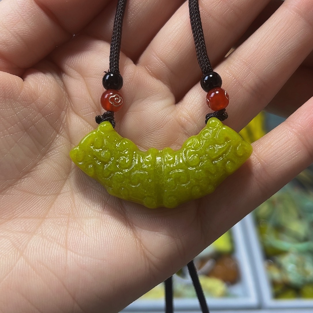 蛇纹石玉未镶嵌颈饰