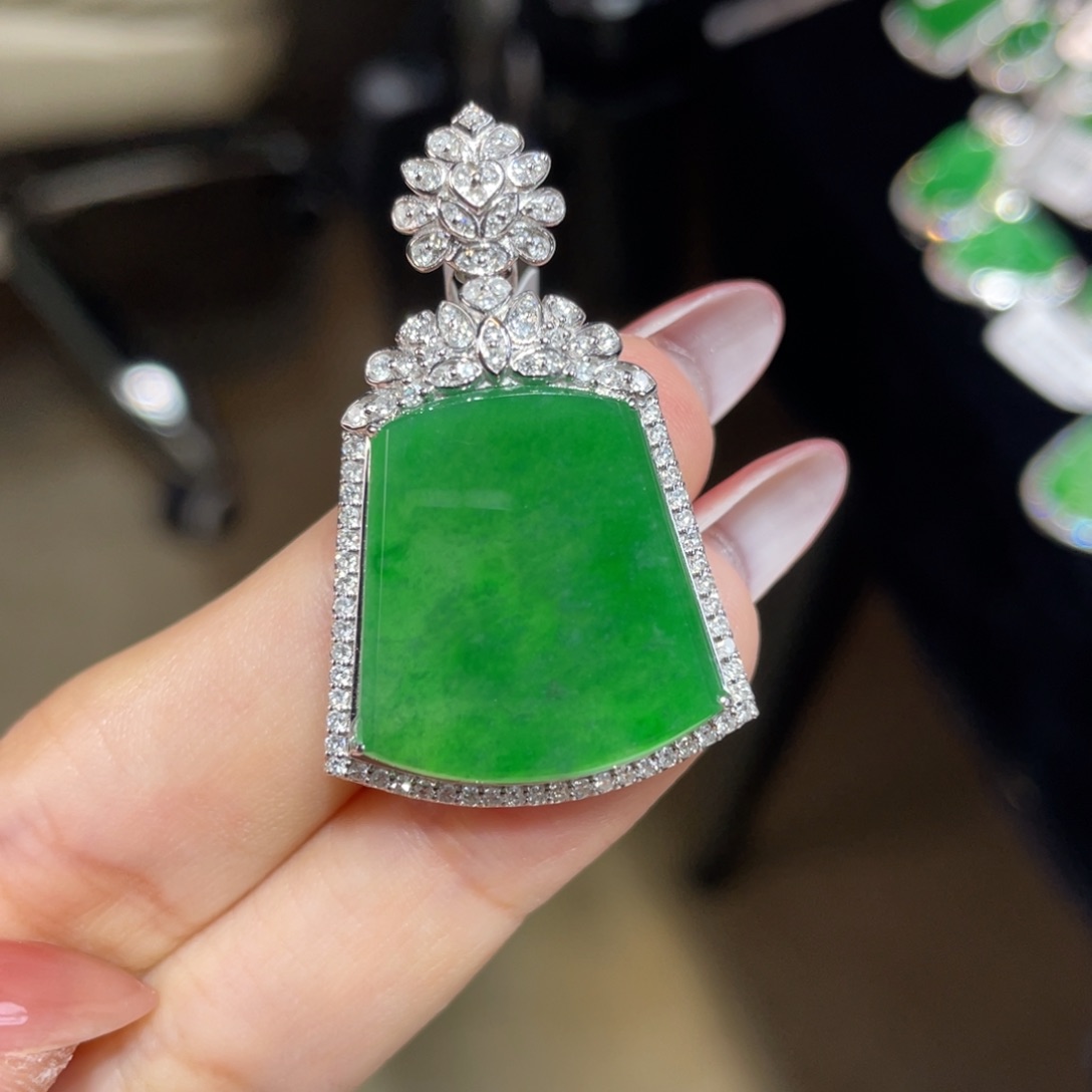 翡翠18K金镶嵌颈饰天然缅甸翡翠a货