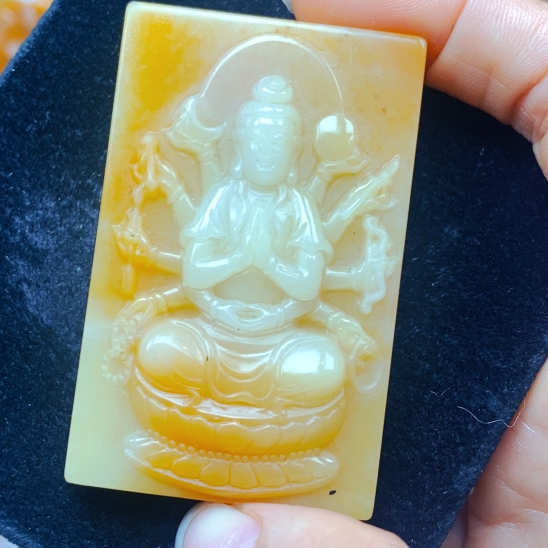 未镶嵌石英质玉（黄龙玉）颈饰