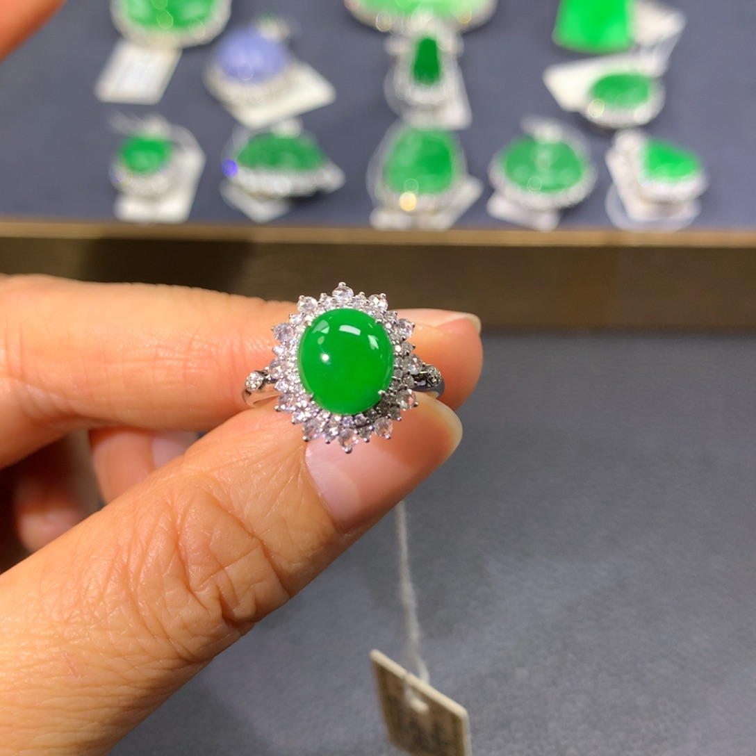 翡翠戒指18K金镶嵌翡翠