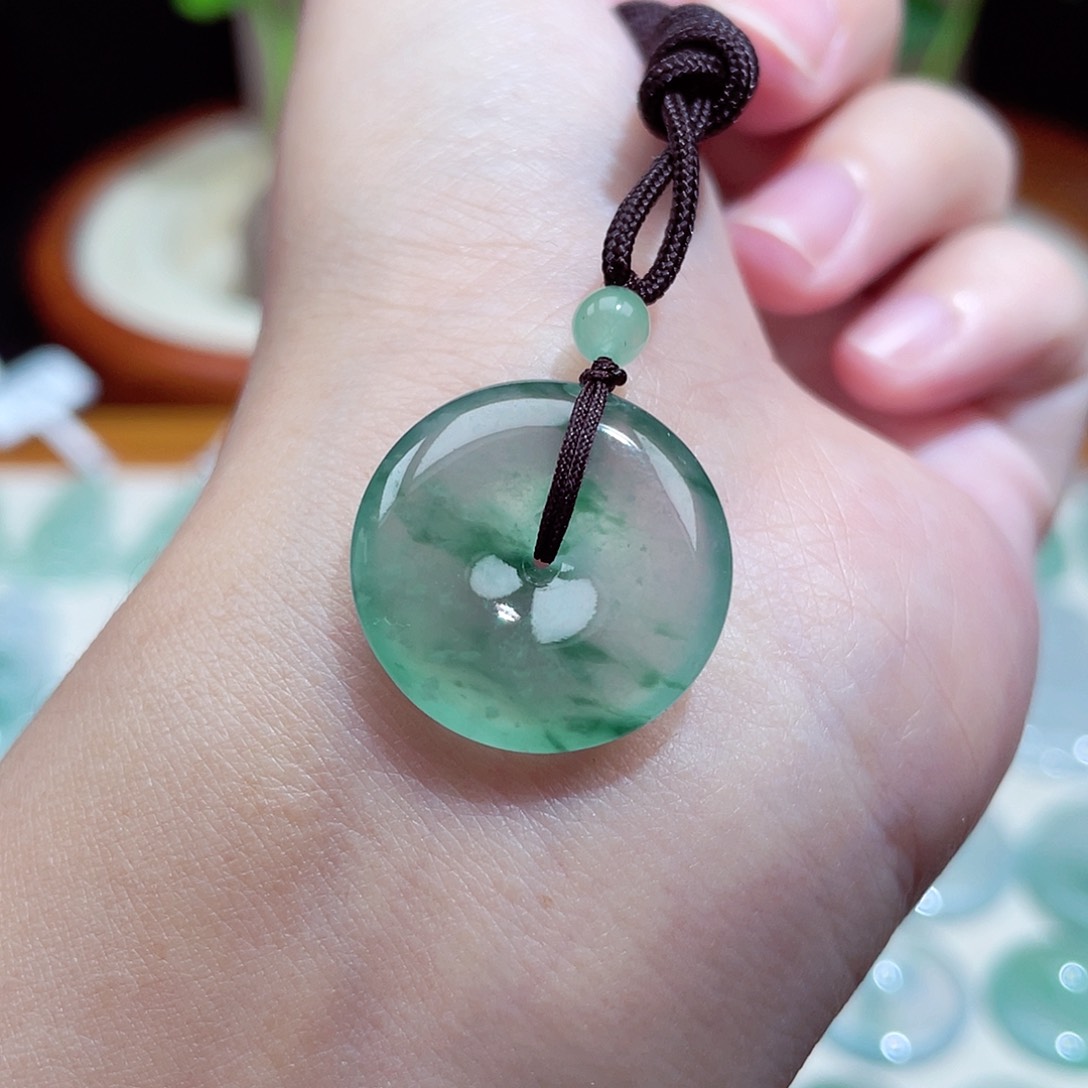 翡翠颈饰未镶嵌平安扣